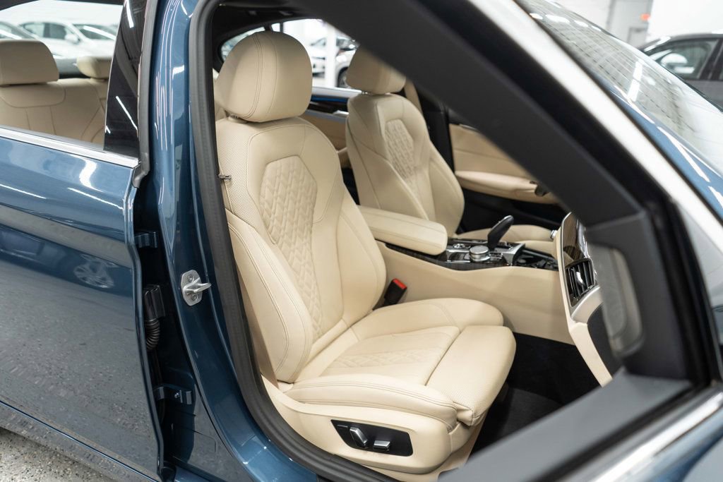 Used 2023 BMW 530e xDrive w/ Premium Package image 9