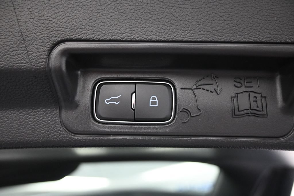 Used 2022 Ford Explorer XLT w/ Equipment Group 202A AWD/4WD image 35