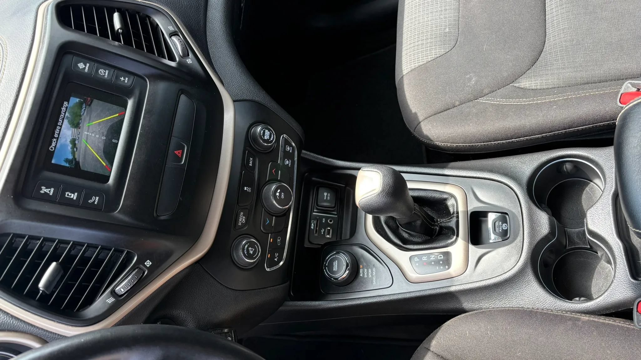 Used 2017 Jeep Cherokee Latitude AWD/4WD image 20