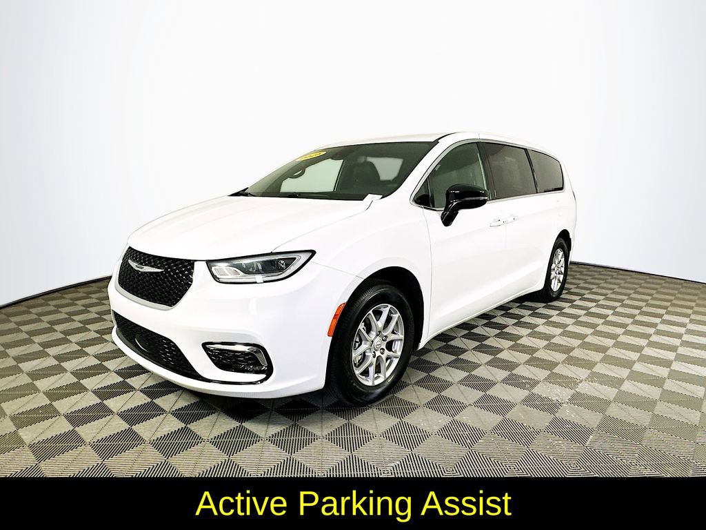 Used 2025 Chrysler Pacifica Select FWD image 5