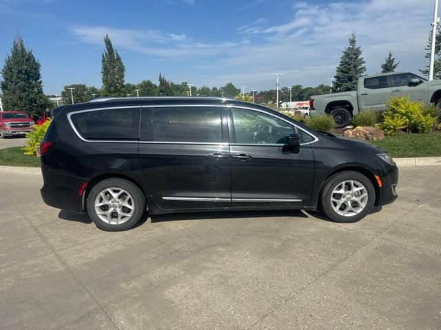 Used 2018 Chrysler Pacifica Touring-L w/ Tire & Wheel Group FWD image 2