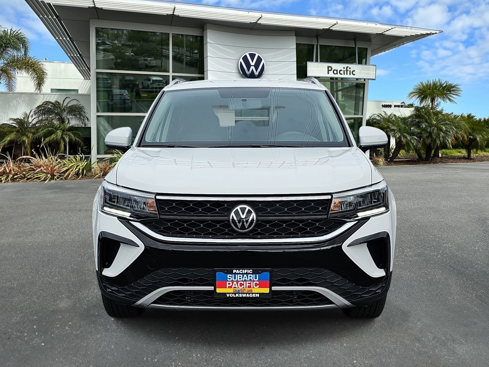 Used 2022 Volkswagen Taos SE FWD image 2