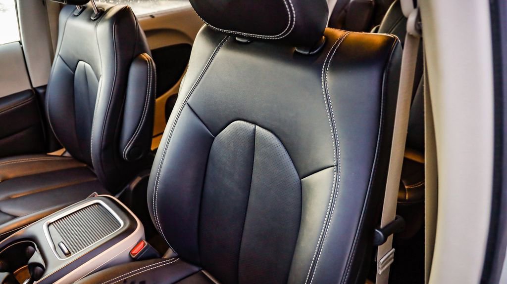 Certified 2024 Chrysler Pacifica Touring-L image 30