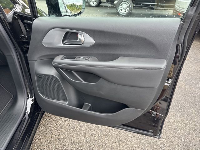 New 2026 Chrysler Pacifica Limited w/ Uconnect Theater Family Group image 28