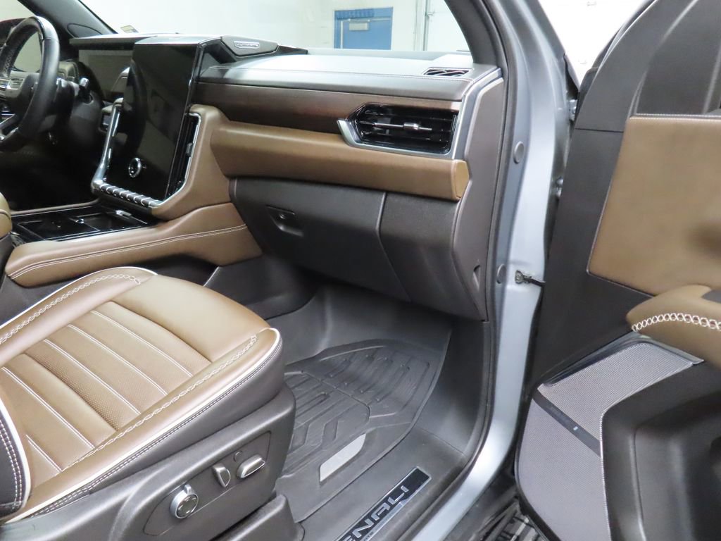 Used 2025 GMC Yukon XL Denali Ultimate AWD/4WD image 40