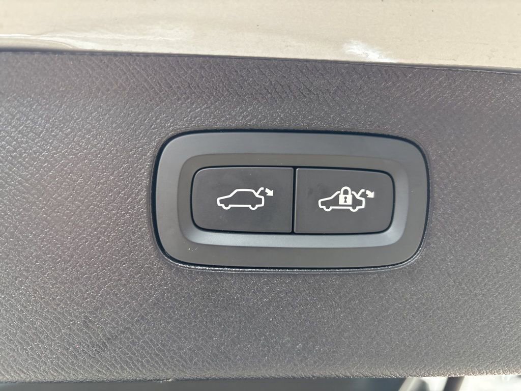 Certified 2025 Volvo XC90 B5 Plus AWD/4WD image 47