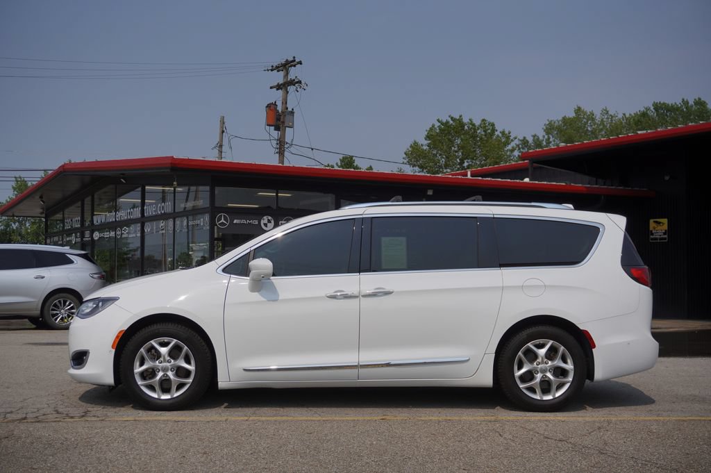 Used 2020 Chrysler Pacifica Touring-L Plus w/ Tire & Wheel Group FWD image 4