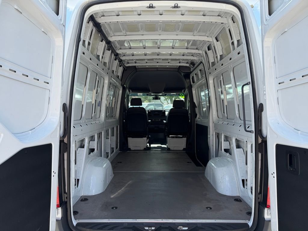 Used 2025 Mercedes-Benz Sprinter 2500 image 33