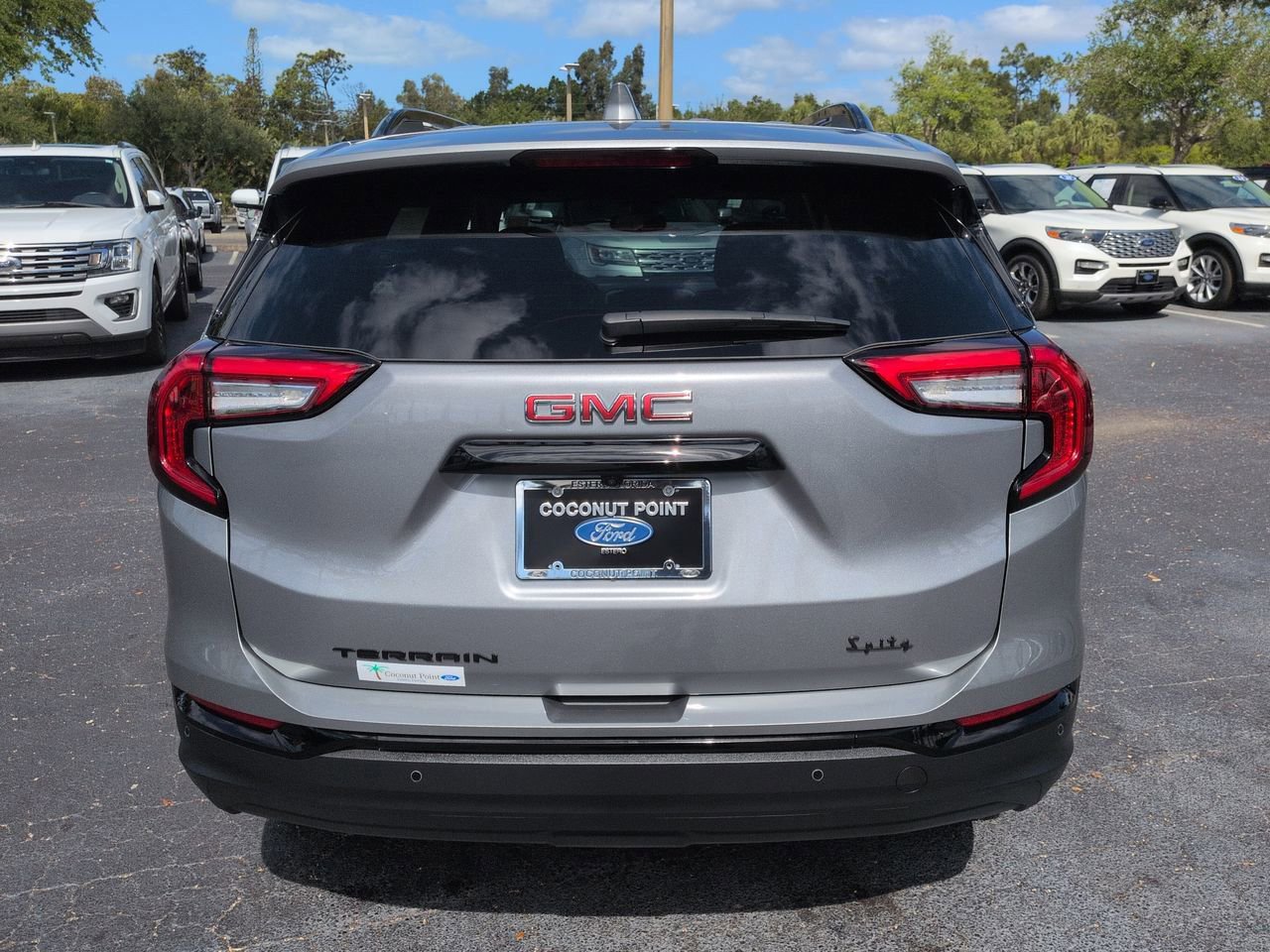 Used 2024 GMC Terrain SLE w/ Driver Convenience Package FWD image 5
