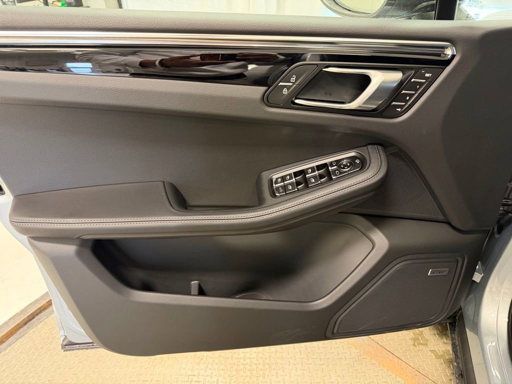 Certified 2026 Porsche Macan Turbo AWD/4WD image 8