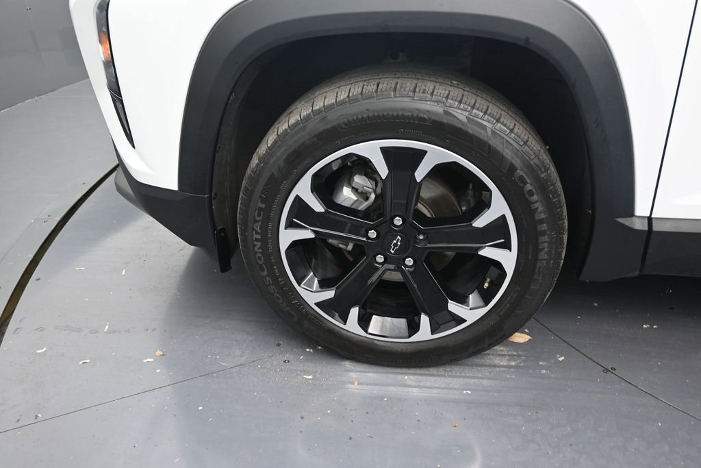 Used 2025 Chevrolet Equinox LT w/ Safety and Technology Package FWD image 9