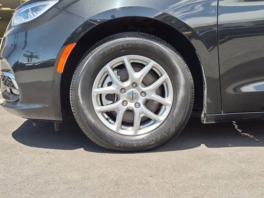 Certified 2023 Chrysler Pacifica Touring-L FWD image 9