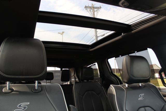Used 2025 Chrysler Pacifica Limited FWD image 25