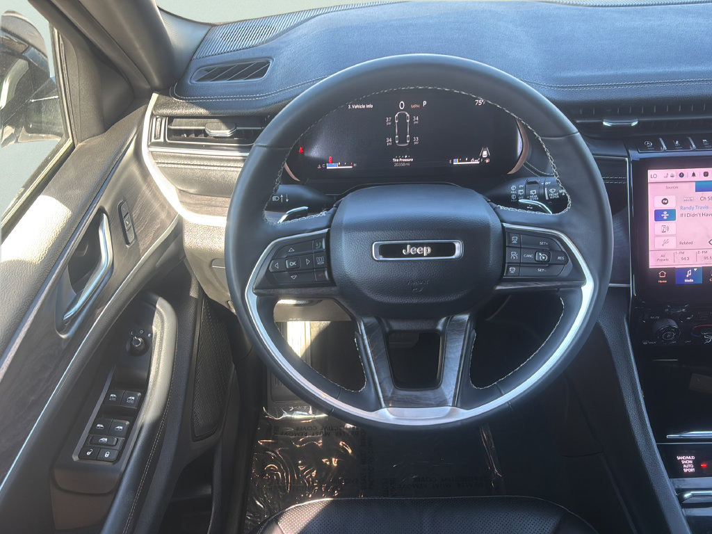 Used 2024 Jeep Grand Cherokee L Limited w/ Luxury Tech Group II AWD/4WD image 18