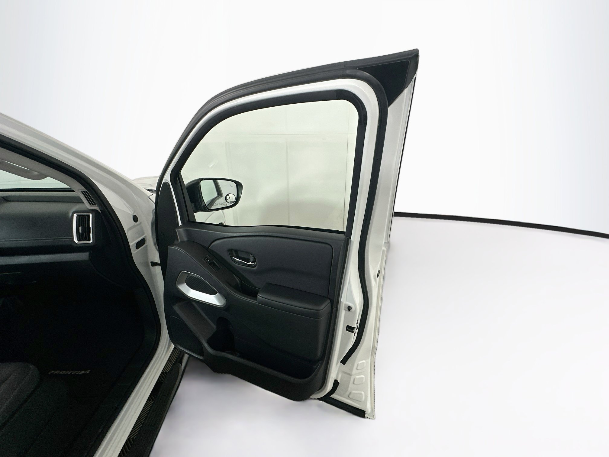 Used 2025 Nissan Frontier SV RWD image 30
