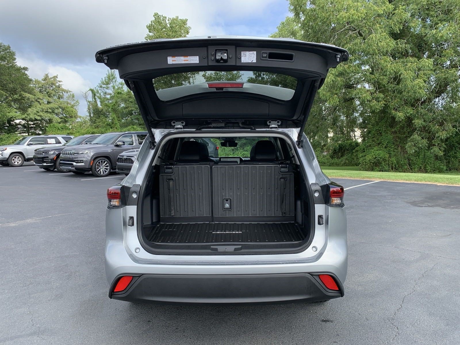 New 2024 Toyota Highlander XLE FWD image 43