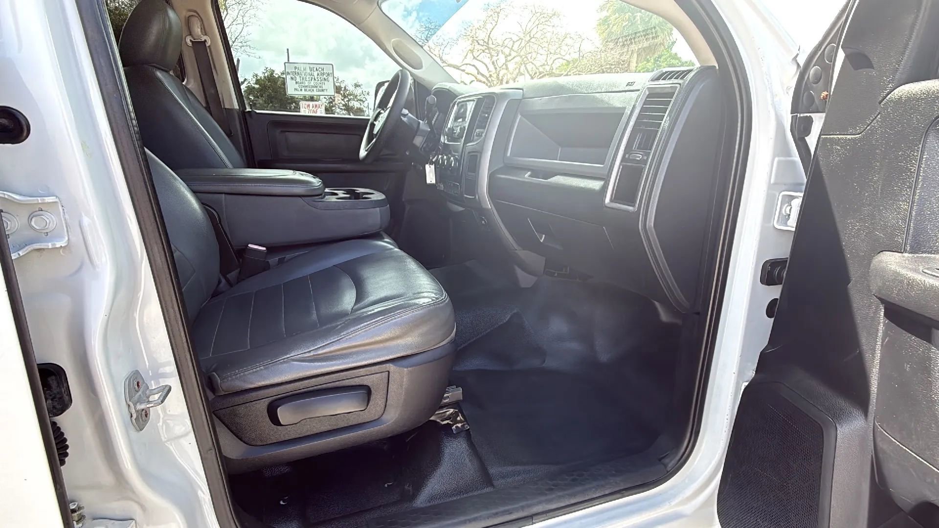 Used 2015 RAM 4500 Tradesman w/ Chrome Appearance Group image 18