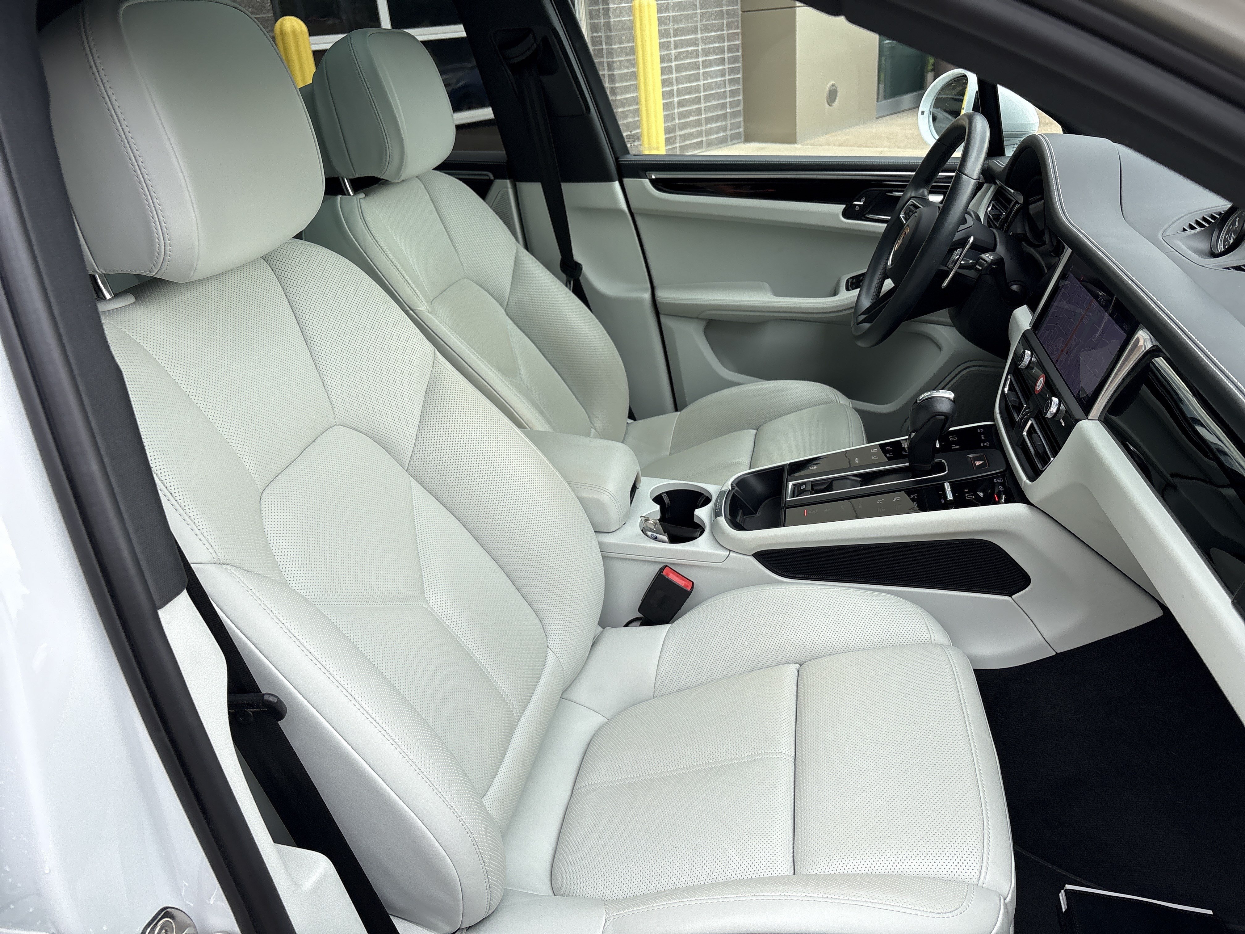 Used 2023 Porsche Macan AWD/4WD image 33