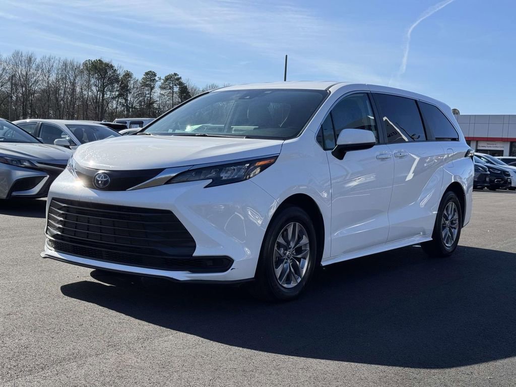 Used 2024 Toyota Sienna LE image 24