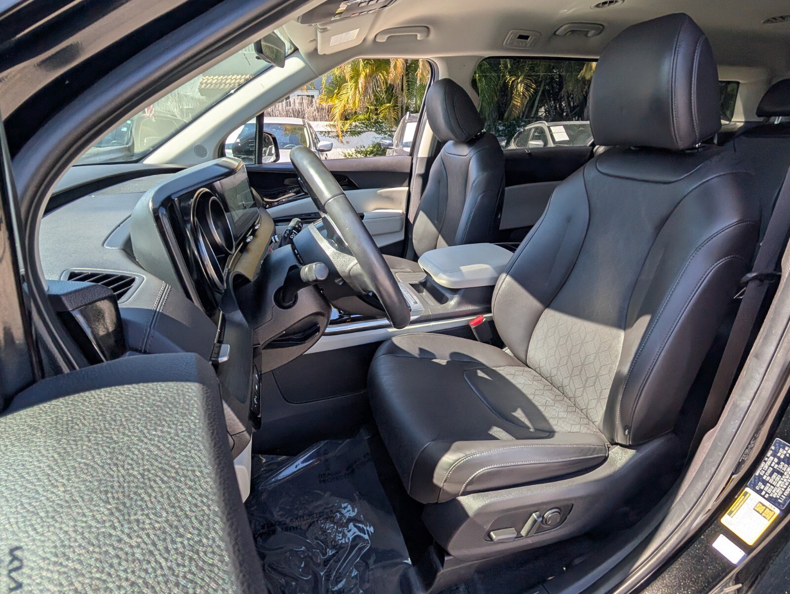 Used 2024 Kia Carnival EX image 10