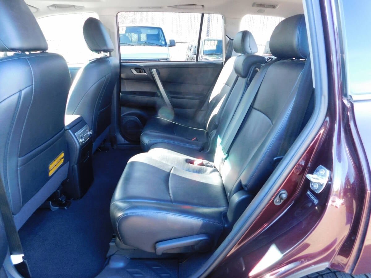 Used 2012 Toyota Highlander SE w/ Tow Pkg AWD/4WD image 6