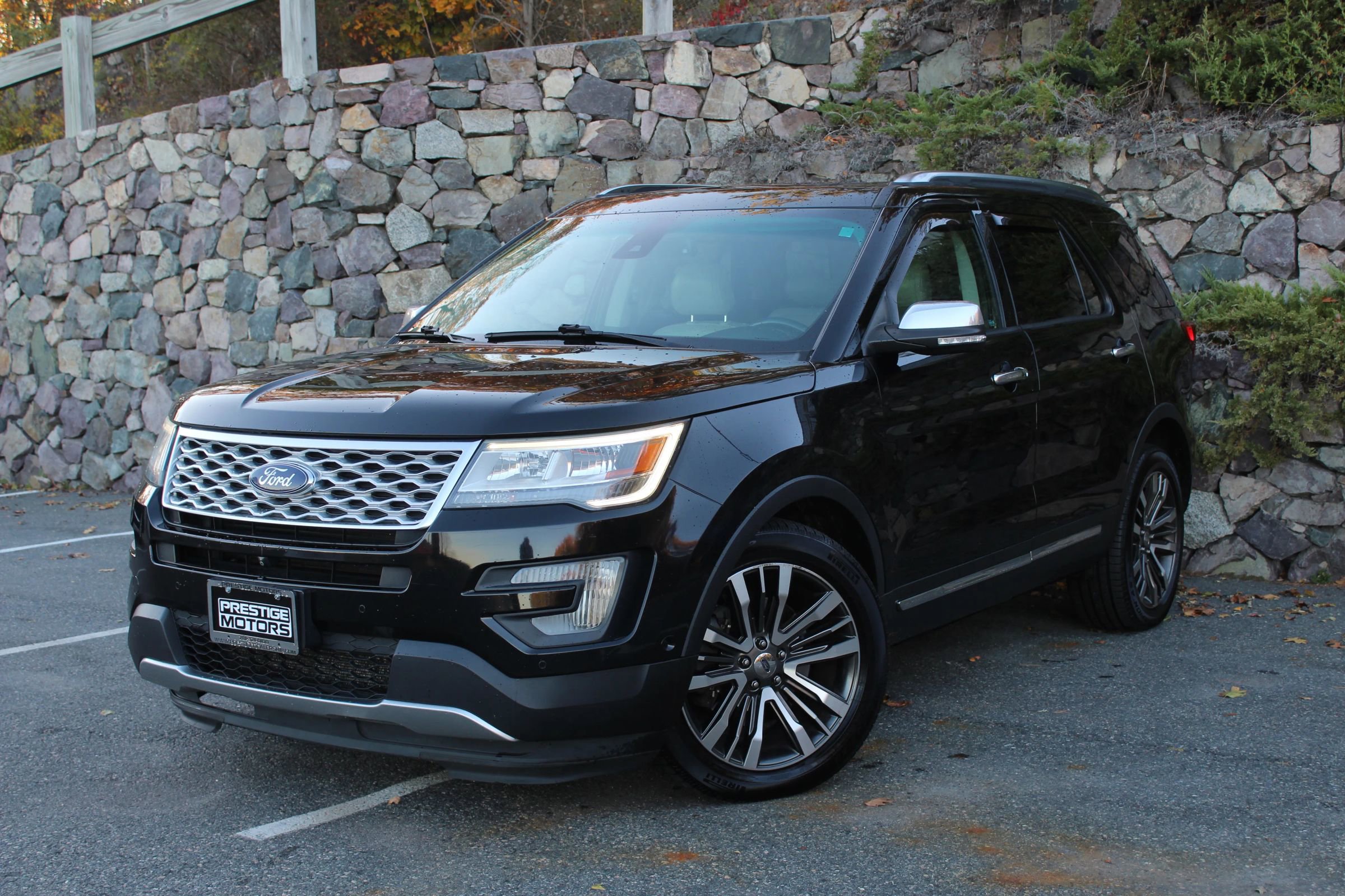 Used 2016 Ford Explorer Platinum image 2