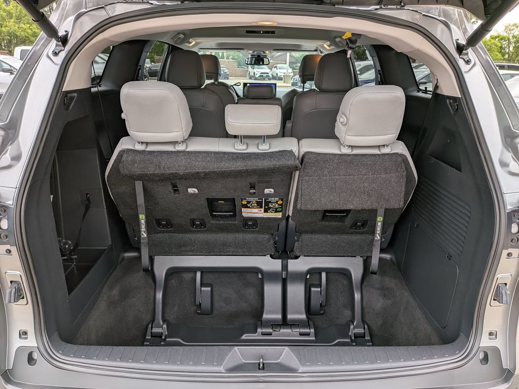 Used 2026 Toyota Sienna XLE FWD image 32