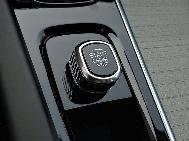 Certified 2025 Volvo XC60 B5 Plus image 18