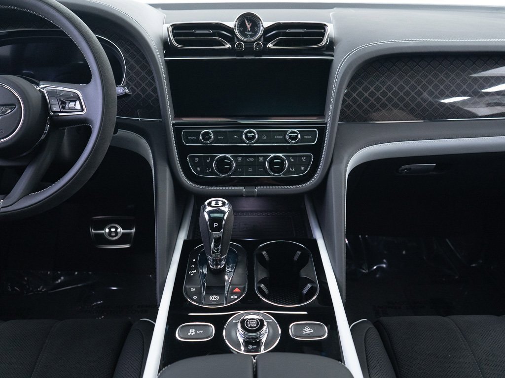 Used 2025 Bentley Bentayga image 31