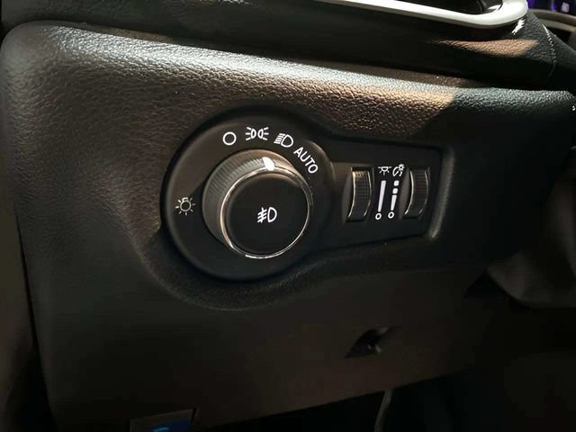Used 2025 Chrysler Pacifica Select FWD image 31
