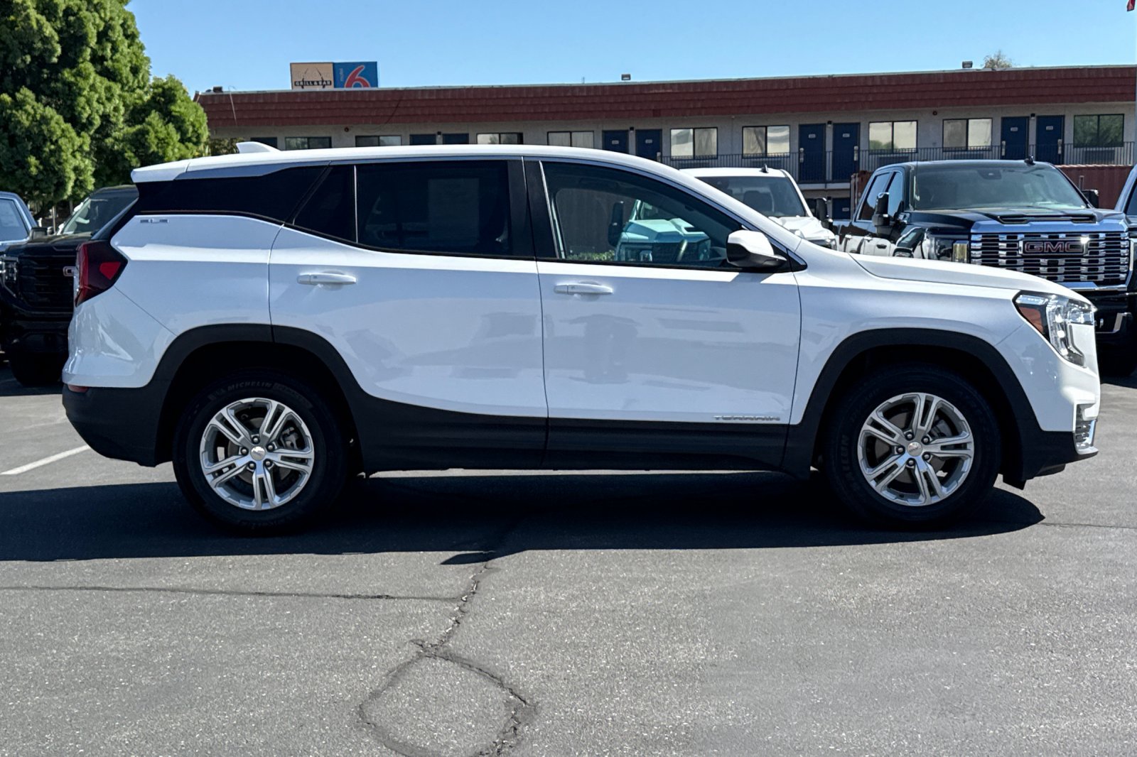 Used 2024 GMC Terrain SLE FWD image 3
