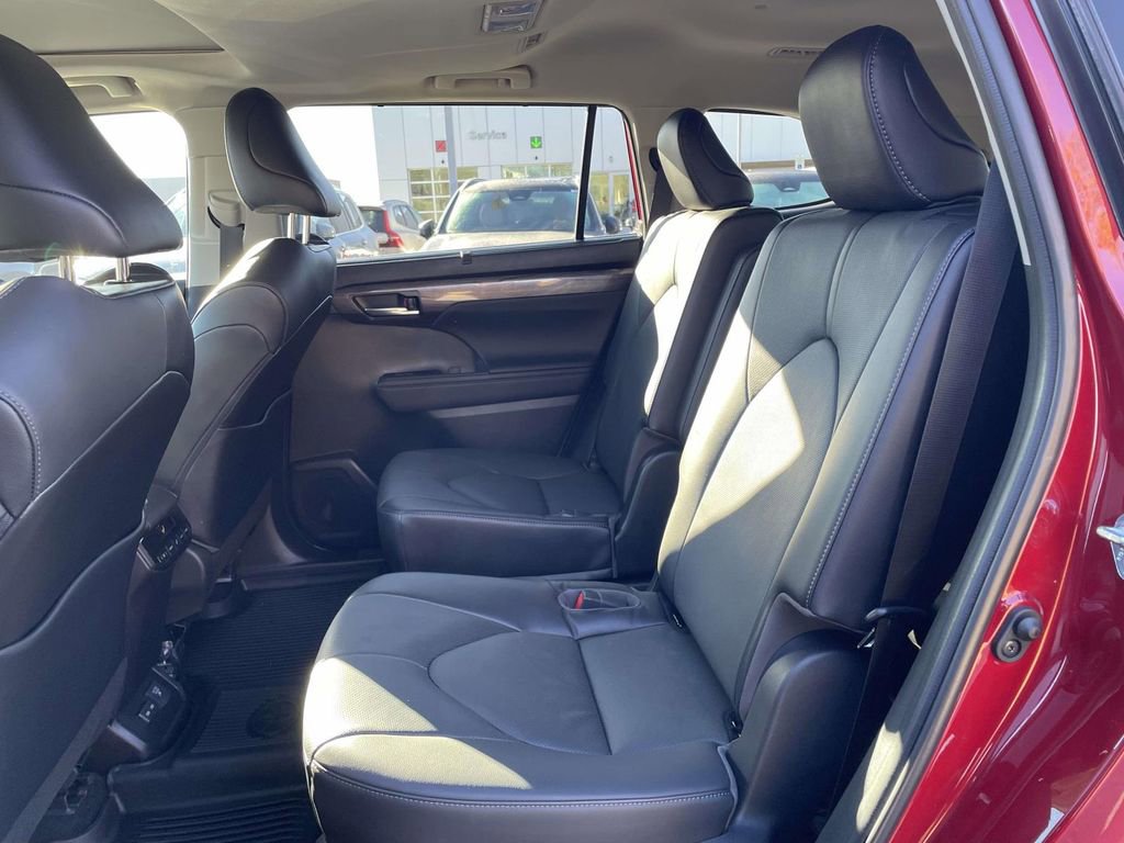 Used 2023 Toyota Highlander Limited image 4