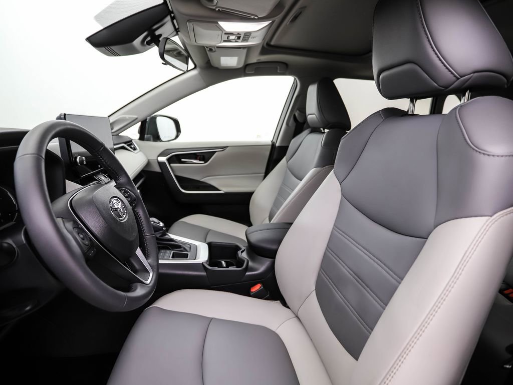 Used 2023 Toyota RAV4 XLE Premium image 11