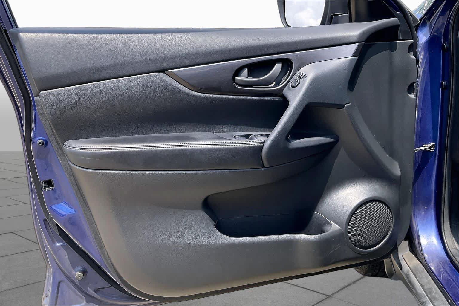 Used 2019 Nissan Rogue S FWD image 19