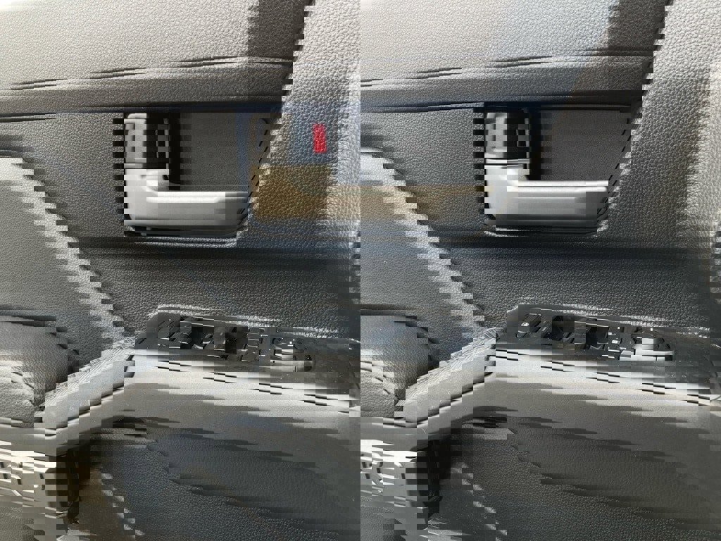 Certified 2025 Toyota Tacoma TRD Off-Road image 9