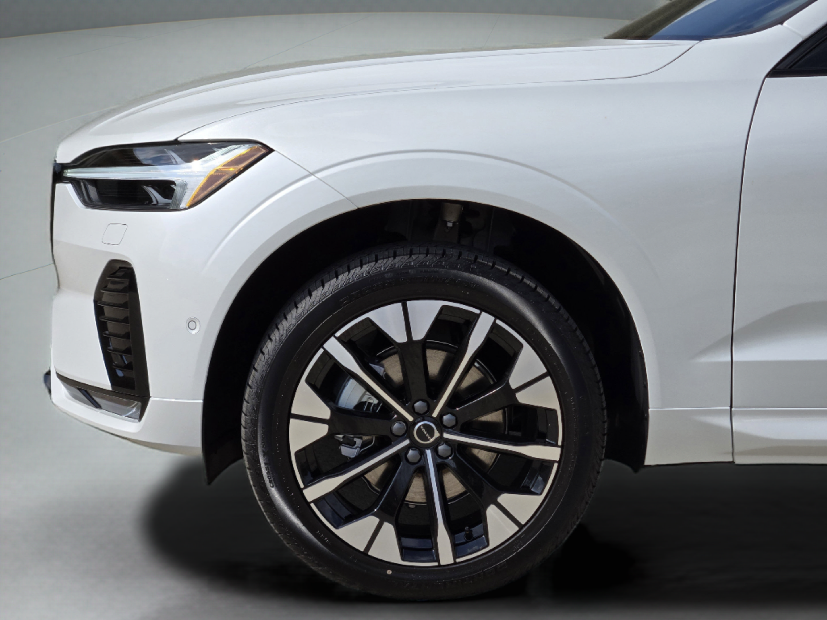 New 2026 Volvo XC60 B5 Plus w/ Protection Package Premier AWD/4WD image 31