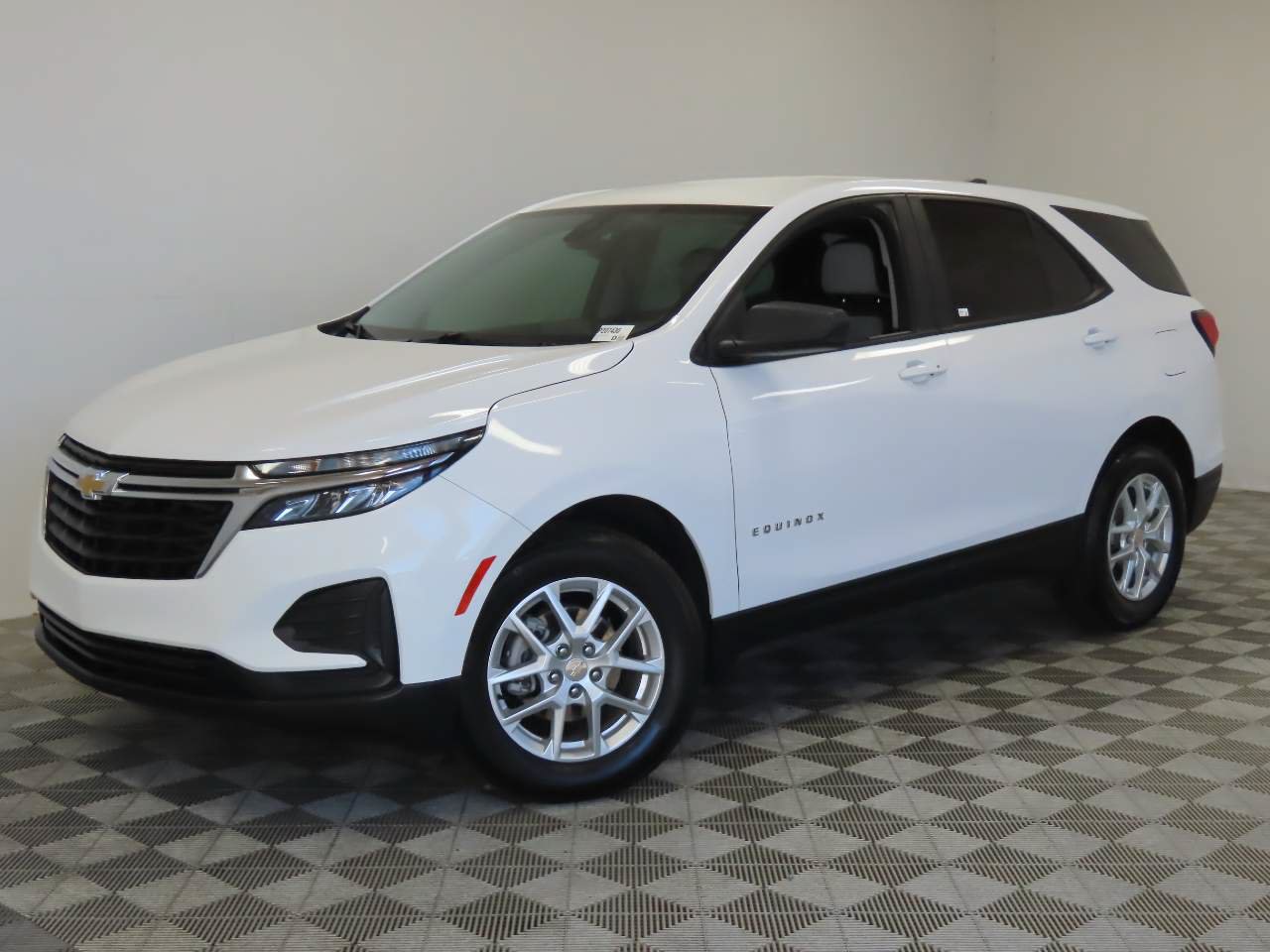 Used 2024 Chevrolet Equinox LS FWD image 1