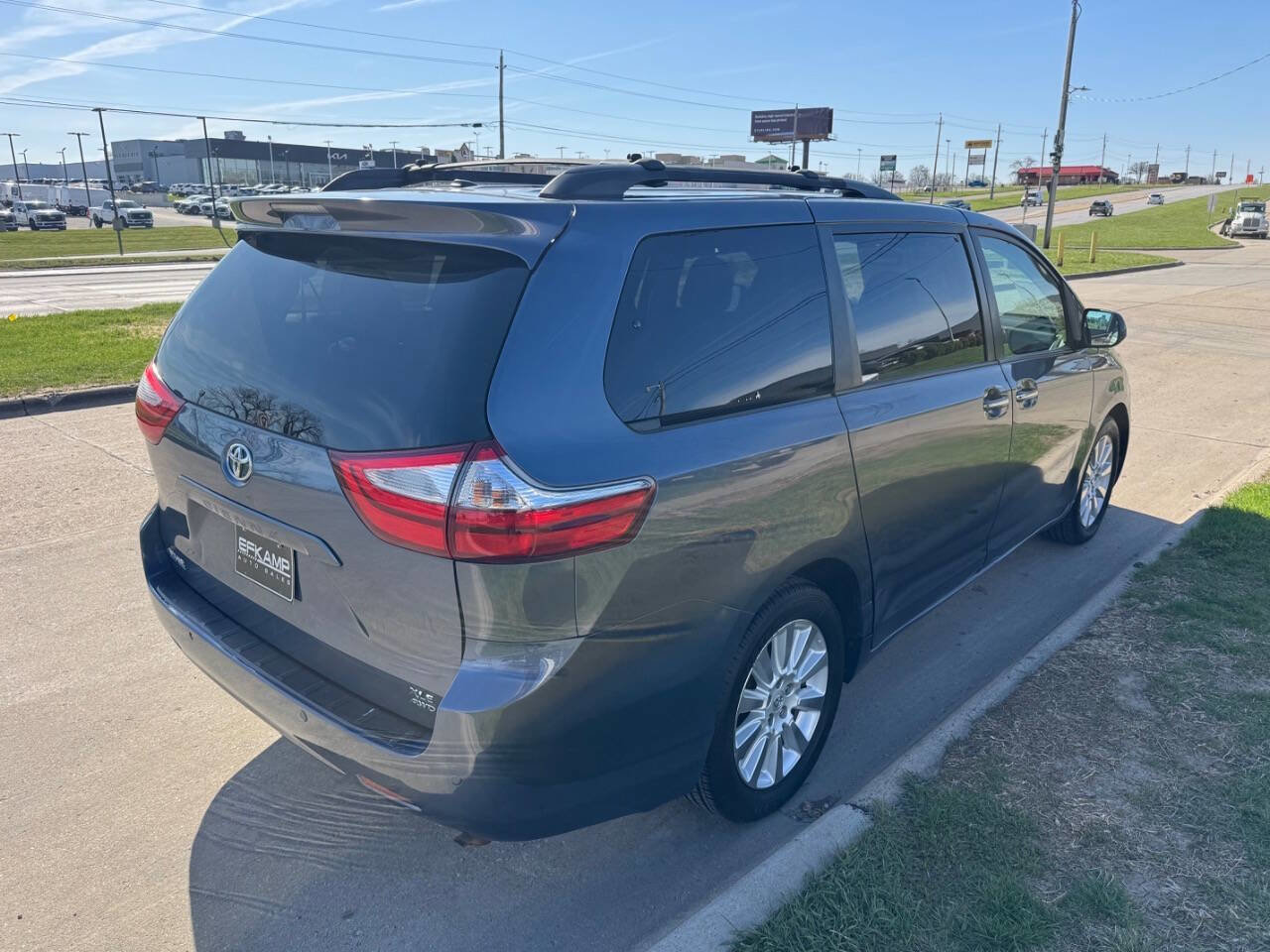 Used 2015 Toyota Sienna XLE w/ XLE Navigation Package AWD/4WD image 4