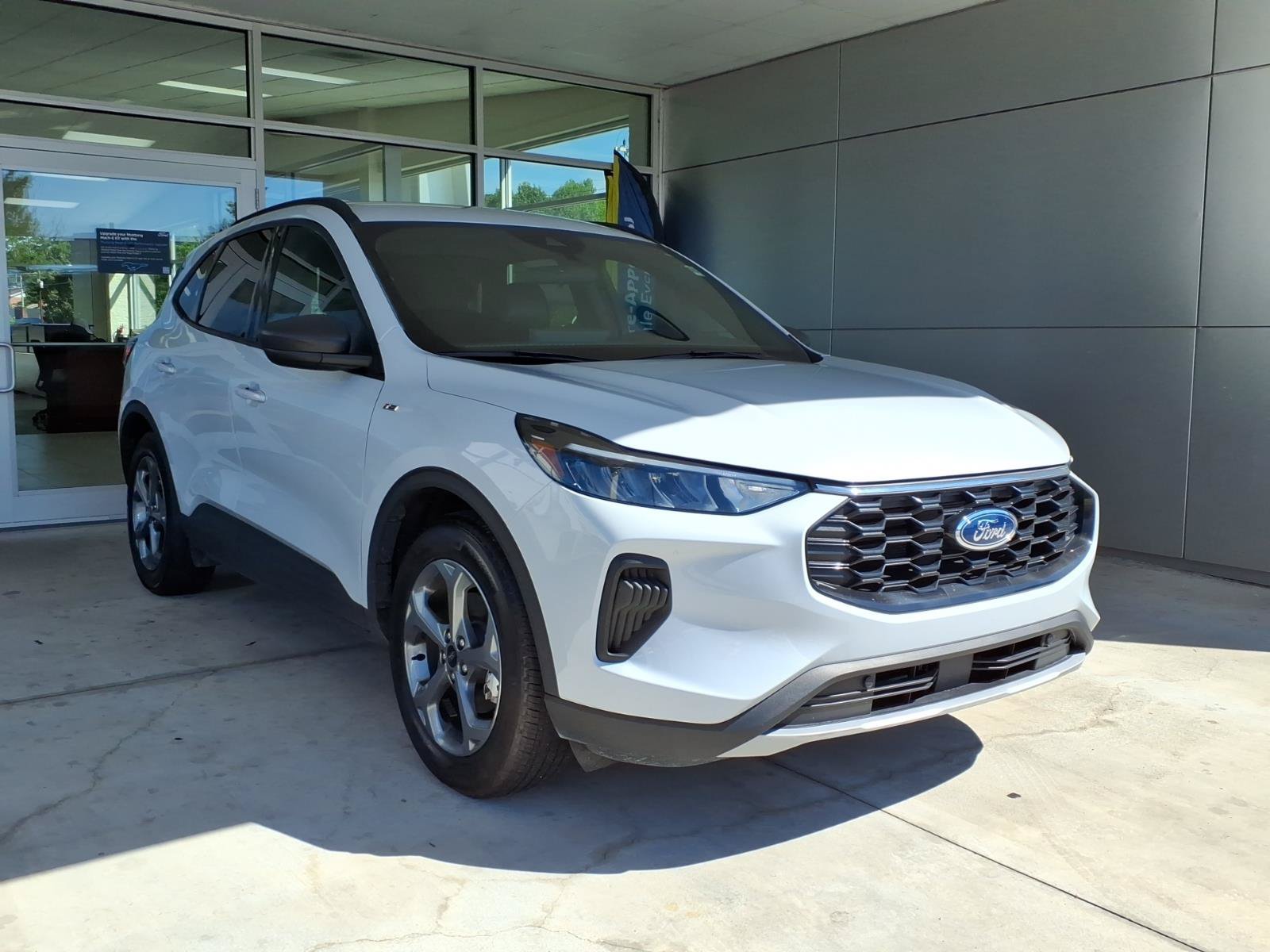 Used 2025 Ford Escape ST-Line w/ Tech Pack #1 FWD image 1