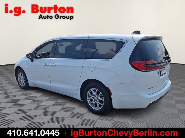 Used 2025 Chrysler Pacifica Select FWD image 4