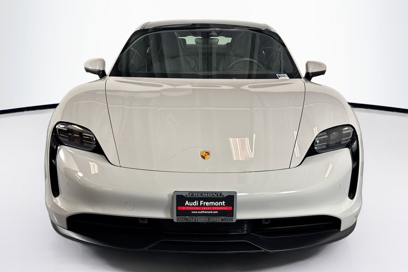 Used 2022 Porsche Taycan image 2