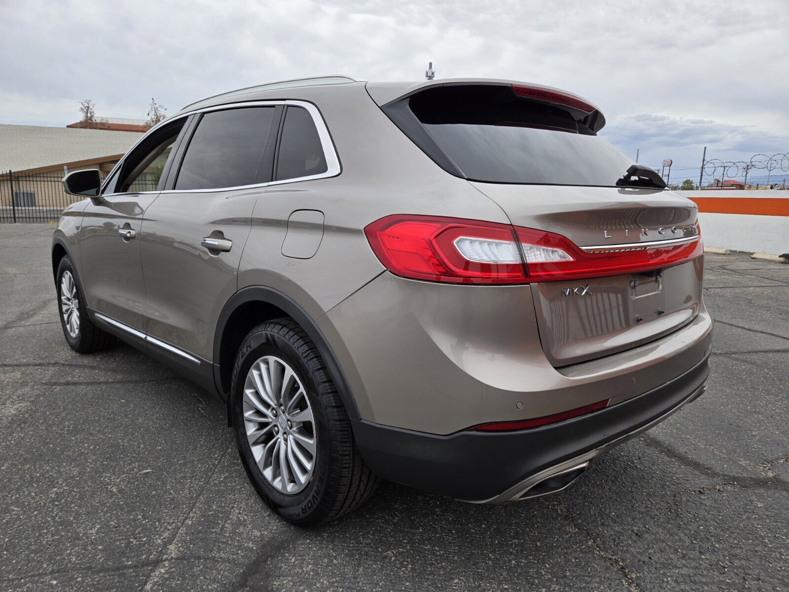 Used 2018 Lincoln MKX Select w/ Select Plus Package FWD image 3
