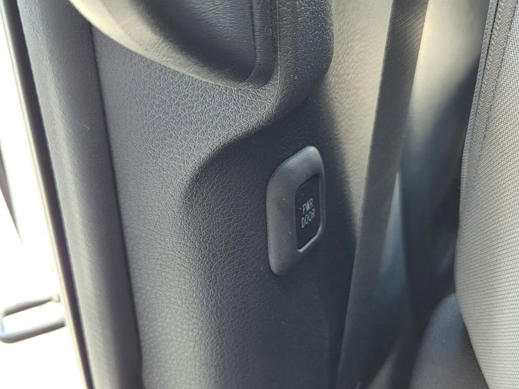 Used 2025 Toyota Sienna LE image 9