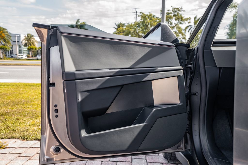 Used 2024 Tesla Cybertruck AWD Crew Cab image 17
