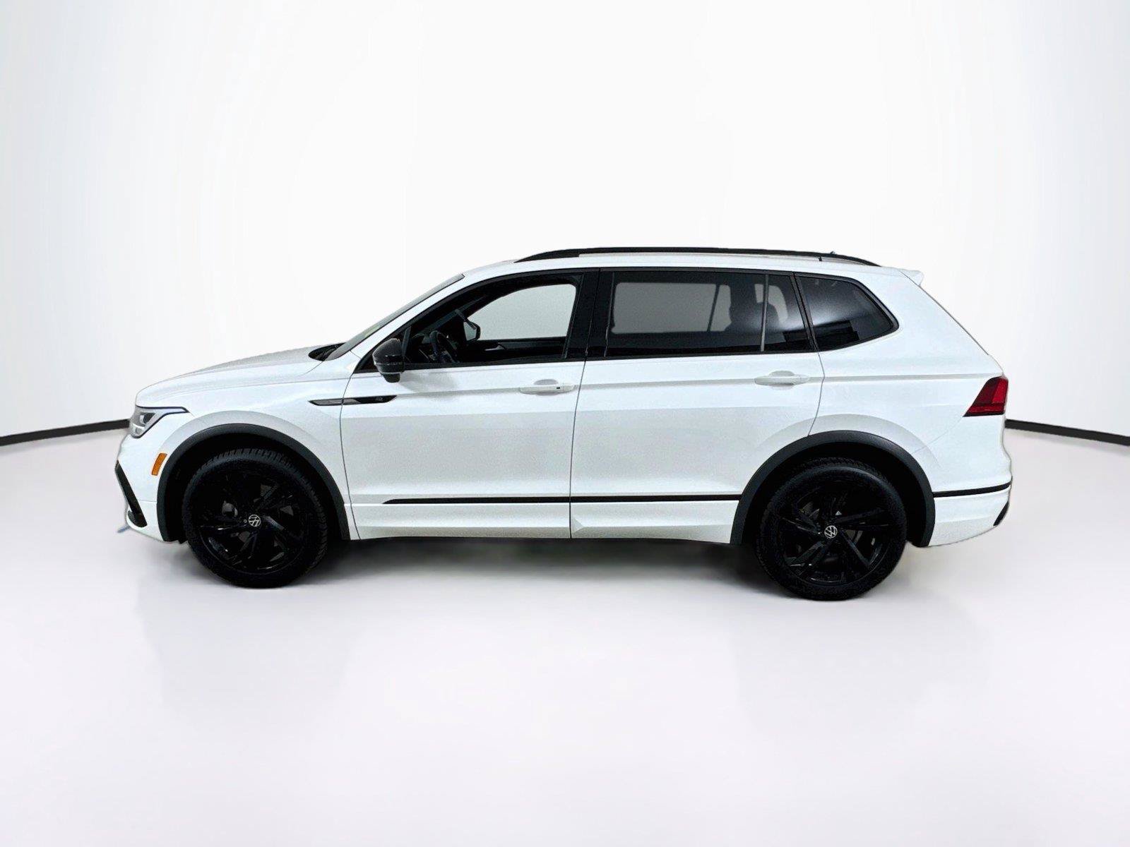 Certified 2023 Volkswagen Tiguan SE R-Line FWD image 3
