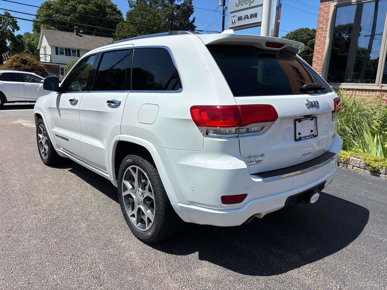 Used 2019 Jeep Grand Cherokee Overland AWD/4WD image 4