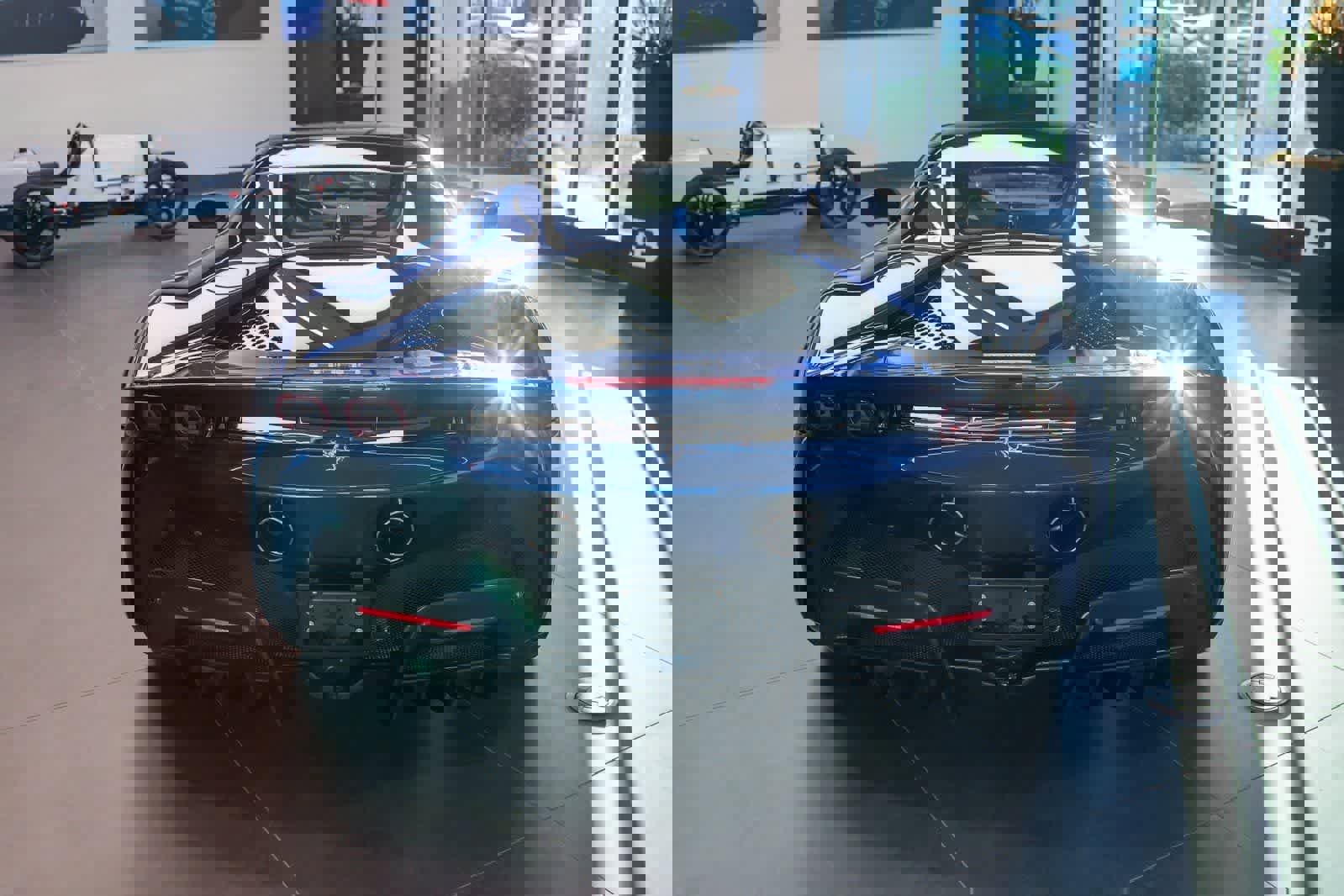 Used 2022 Ferrari SF90 Spider image 5