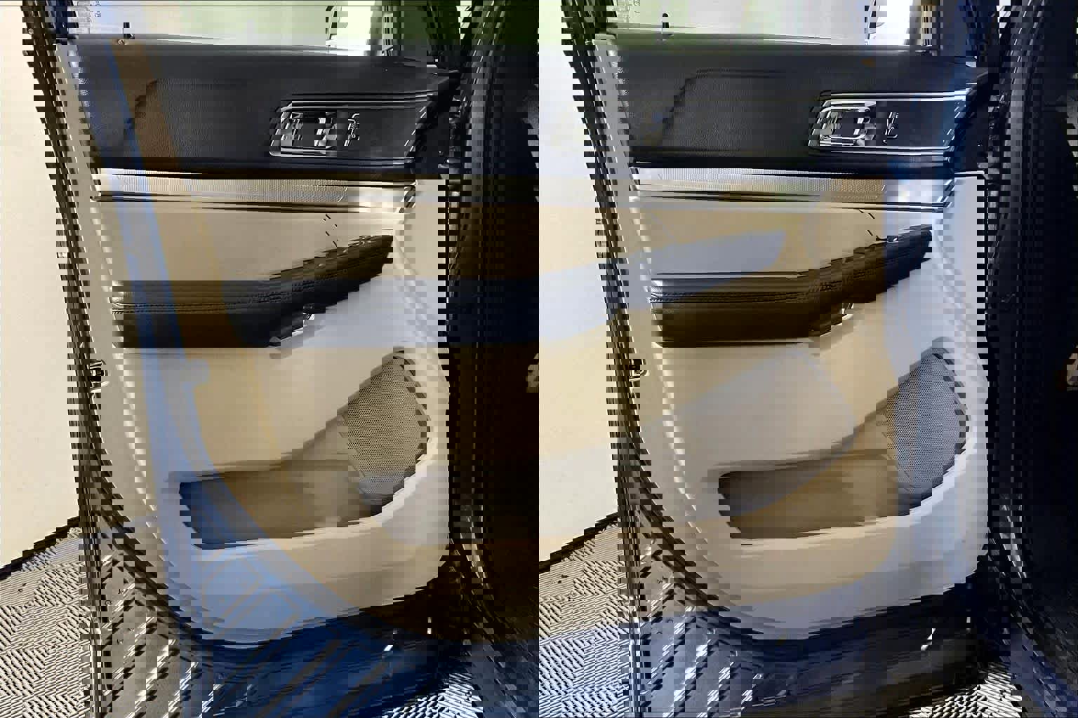 Used 2018 Ford Explorer XLT image 21