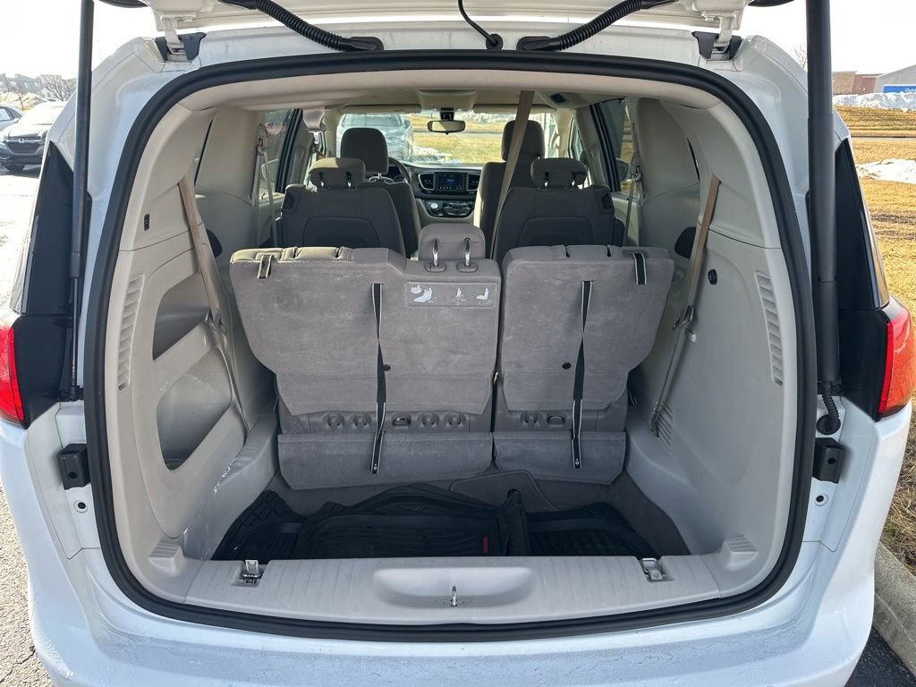 Used 2018 Chrysler Pacifica Touring Plus w/ Tire & Wheel Group image 9