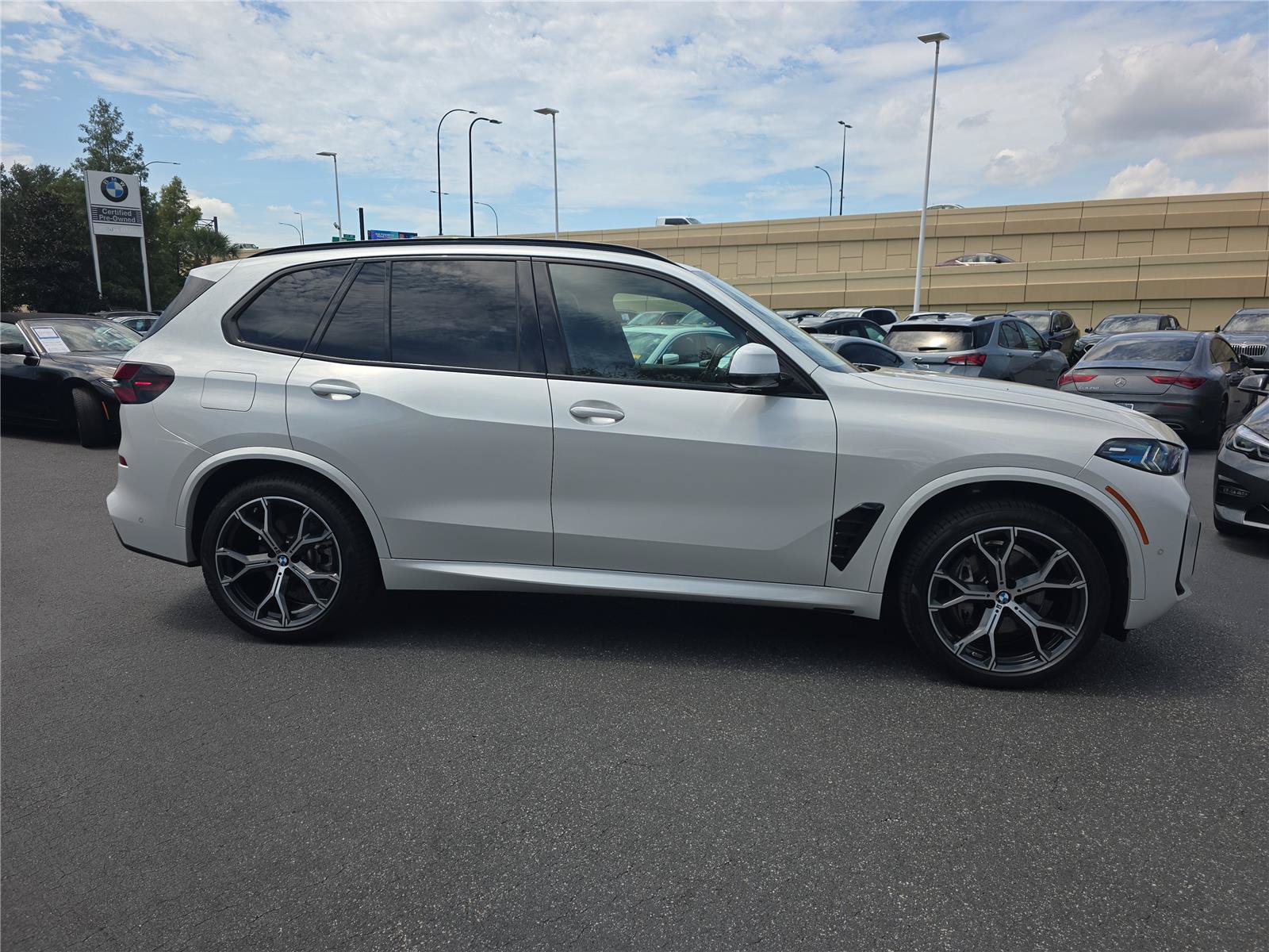 Certified 2024 BMW X5 xDrive40i w/ M Sport Package AWD/4WD image 2
